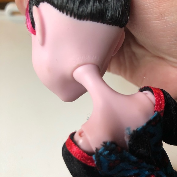 Monster High Doll 2008 Draculaura, comes with bat dress & shoes - Picture 7 of 10